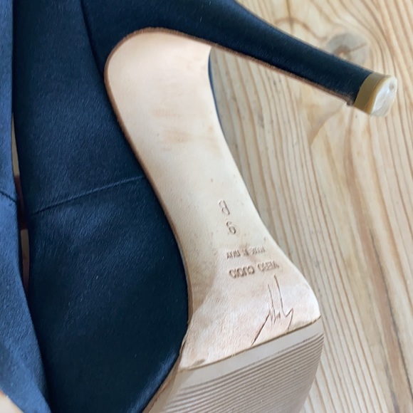 Gorgeous Giuseppe Zanotti Crystal Embellishments Pumps - Picture 9 of 9